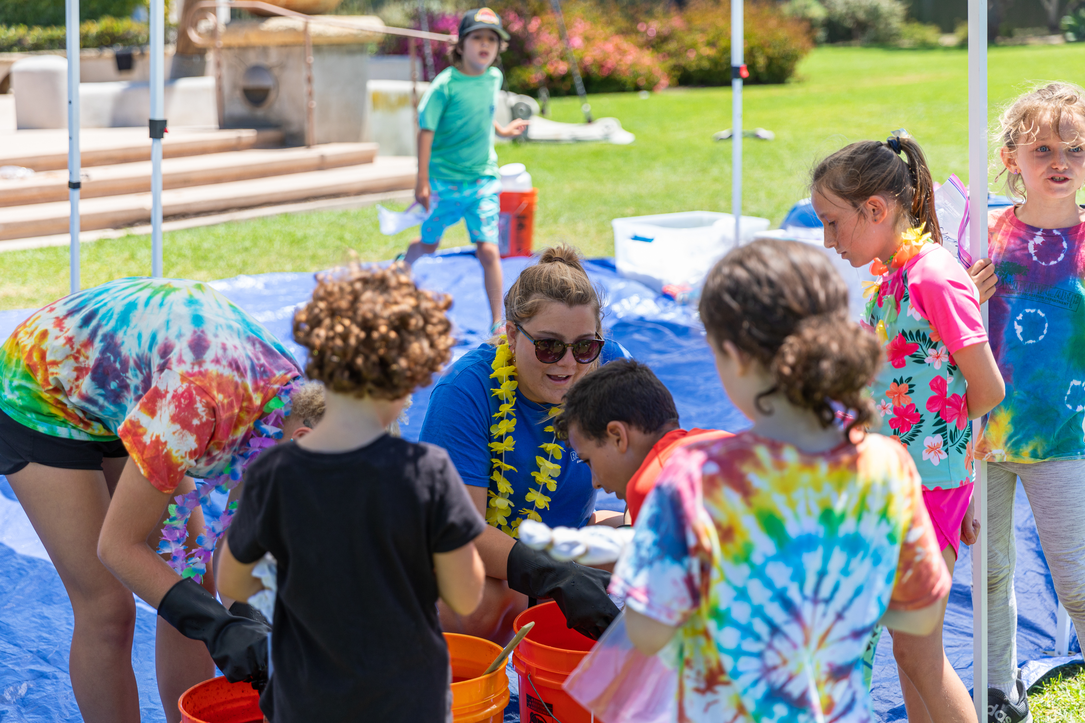Kids Tie-dyeing at Nature Summer Camp 