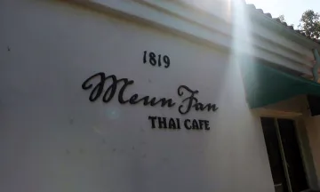 Meun Fan Thai Café sign