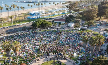 Large crowd gathers for a free concert in Chase Palm Park