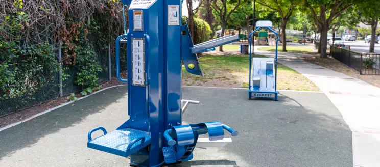 Fitness equipment at Parque de los Niños 