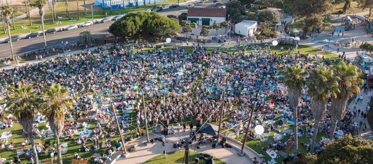 Large crowd gathers for a free concert in Chase Palm Park