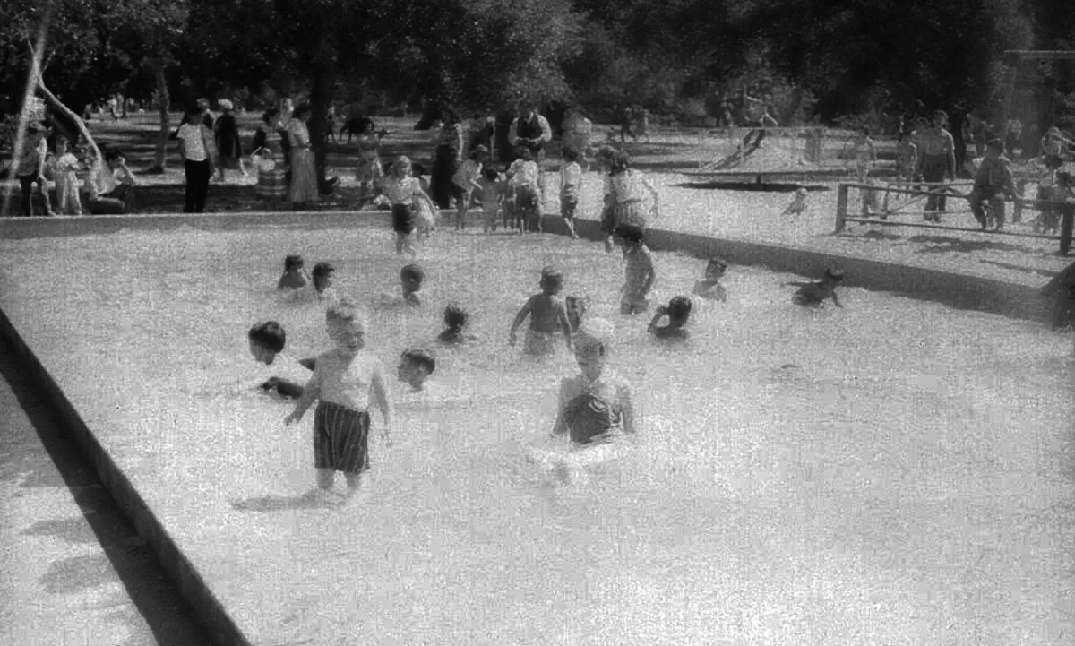 Old black and white photo (year unknown) of children at Oak Park Wading Pool