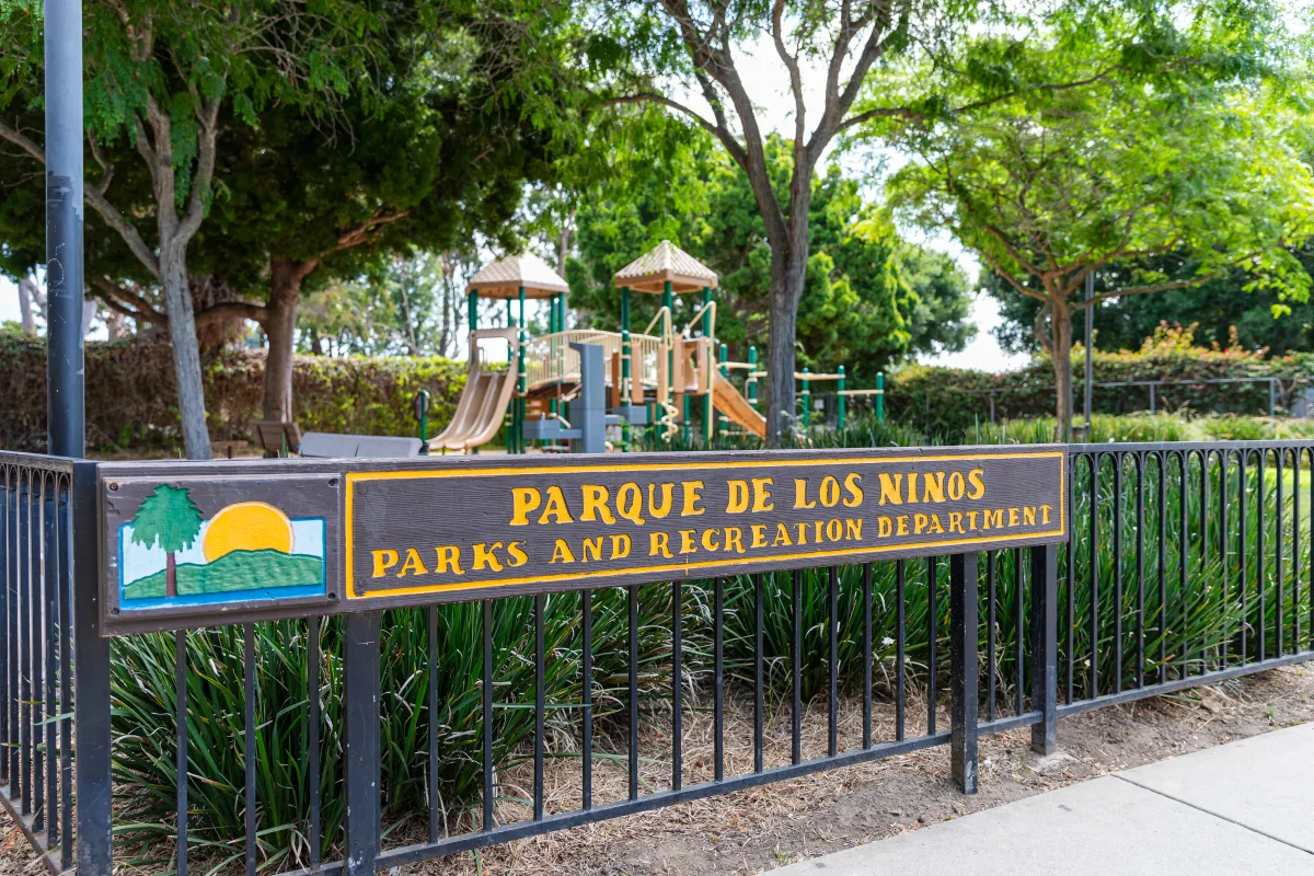 Parque De Los Niños park sign