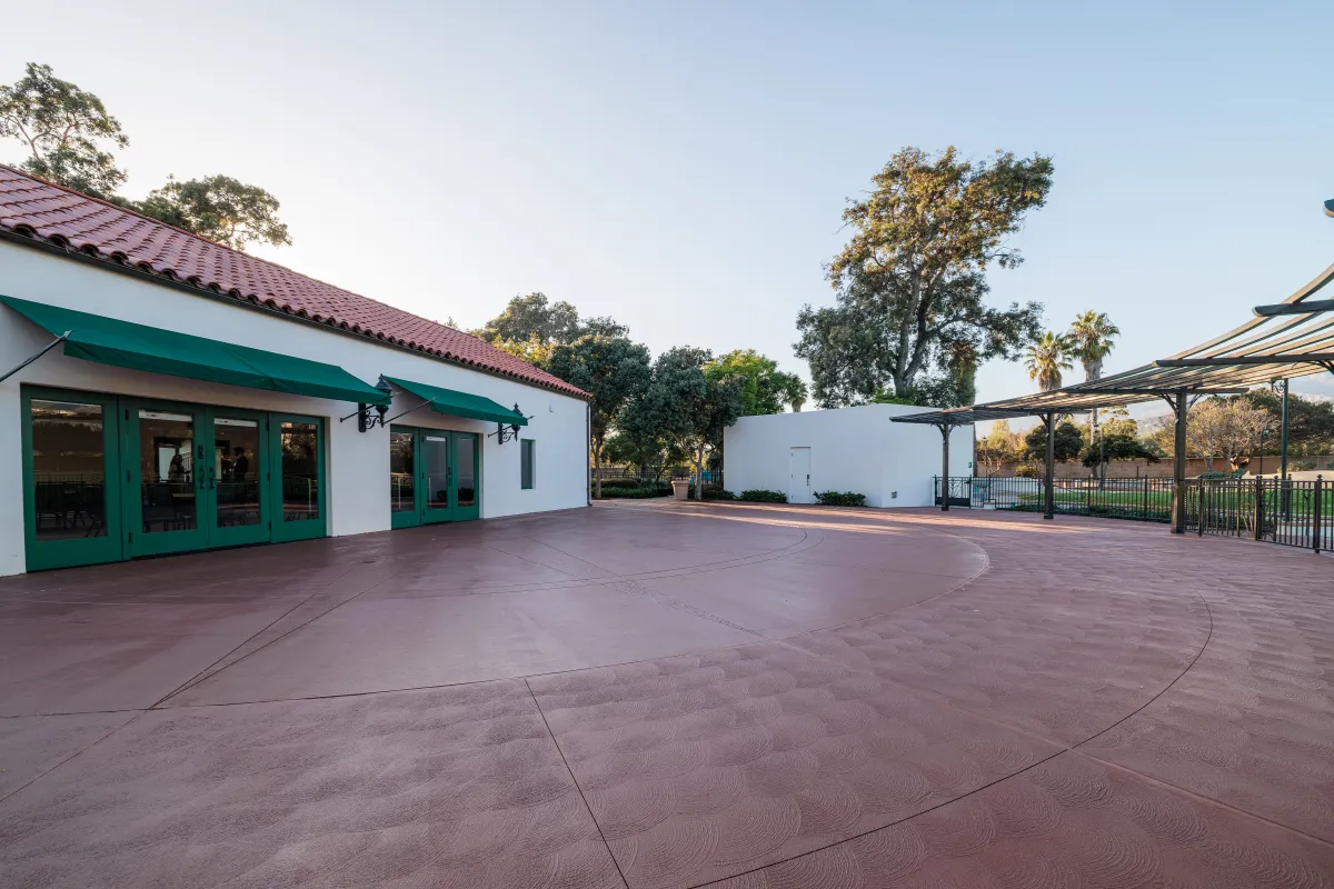 Casa Las Palmas patio with view of the building and the great meadow