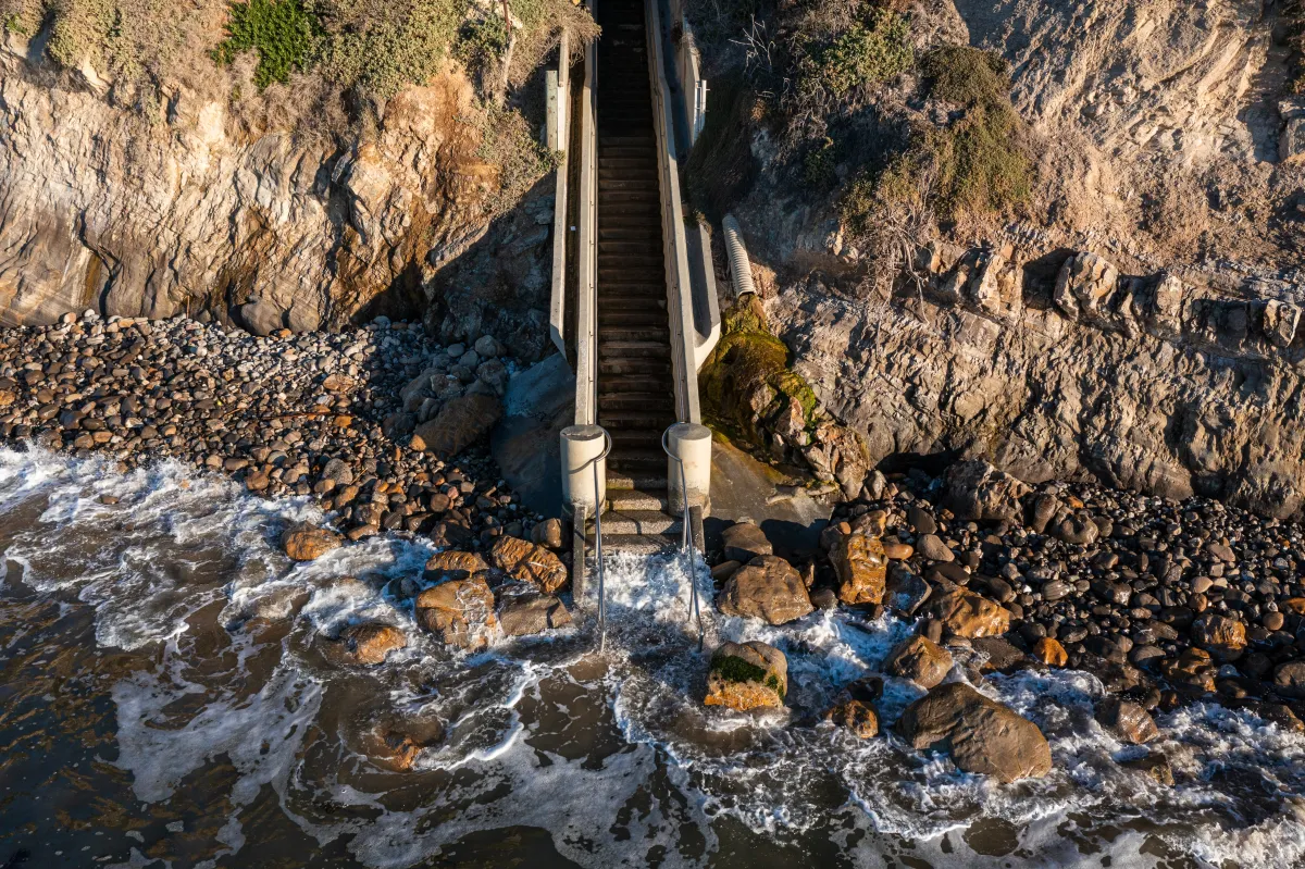 The waves and rocks at the bottom of Thousand Steps