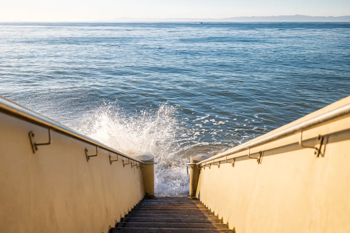 Ocean waves splashing on the base of Thousand Steps